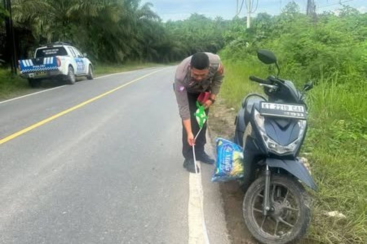 Anggota SaLantas Polres Kutai Kartanegara oleh TKP