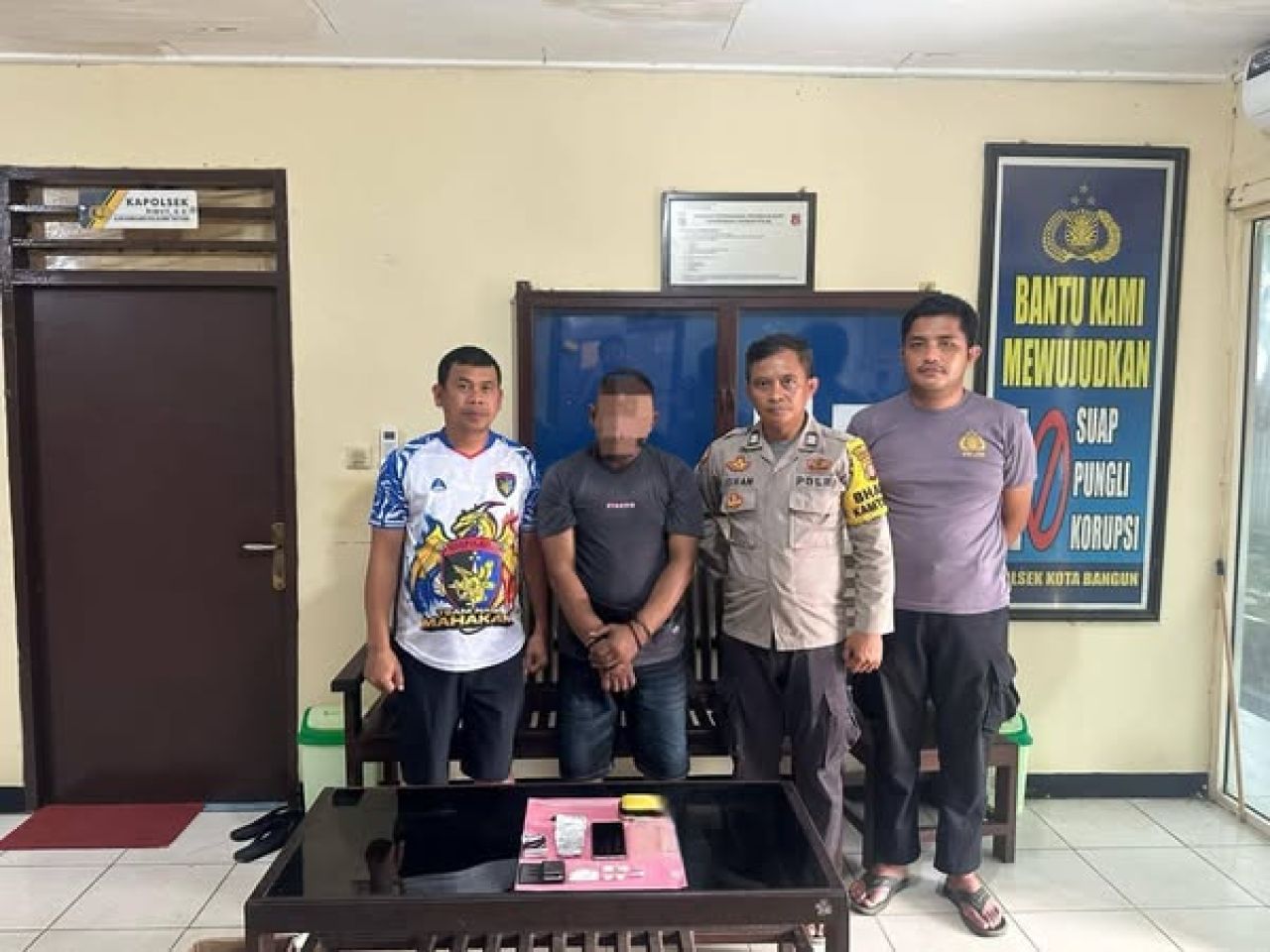 Pelaku bersama anggota Polsek Kota Bangun