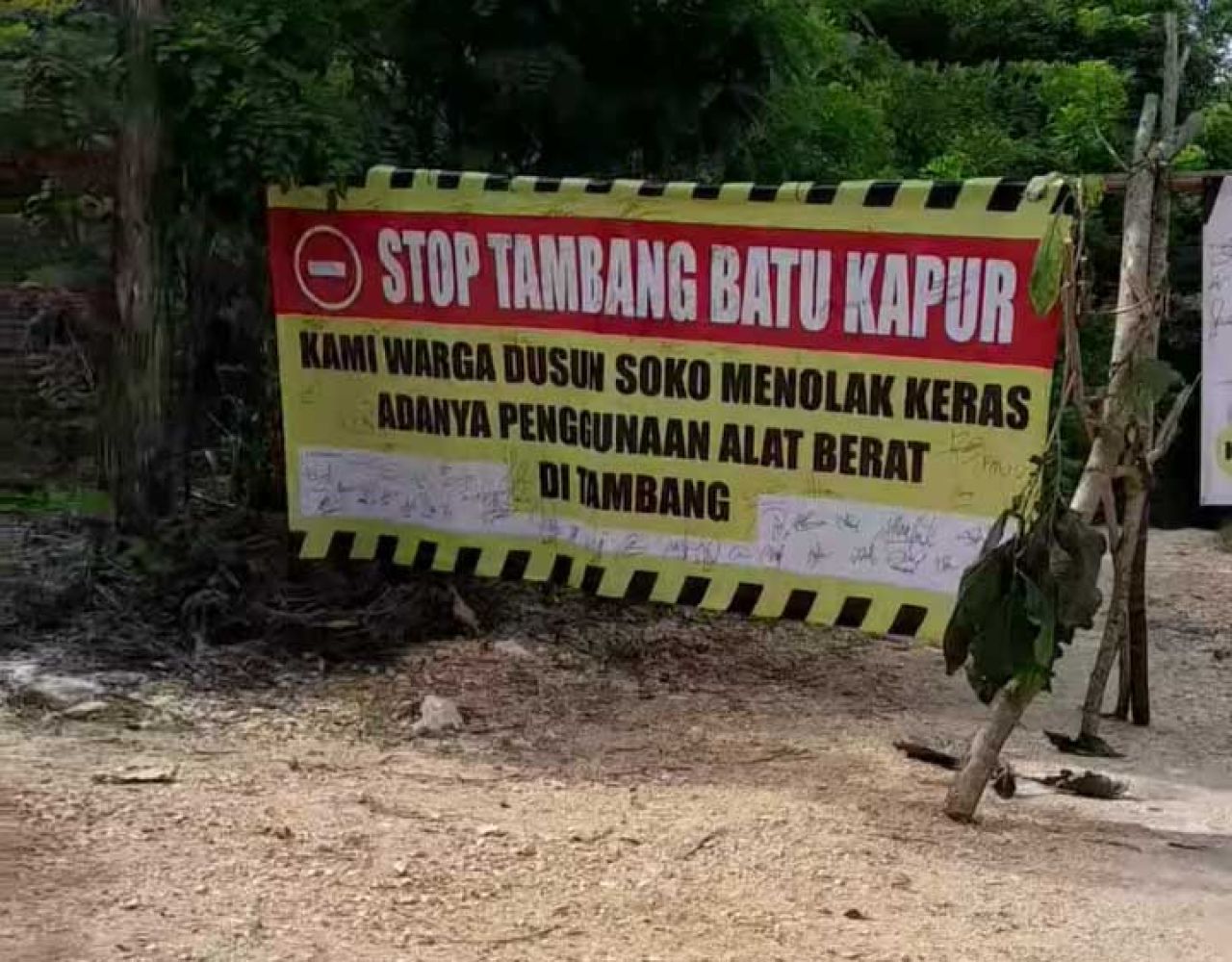 Penutupan akses jalan ke tambang batu kapur