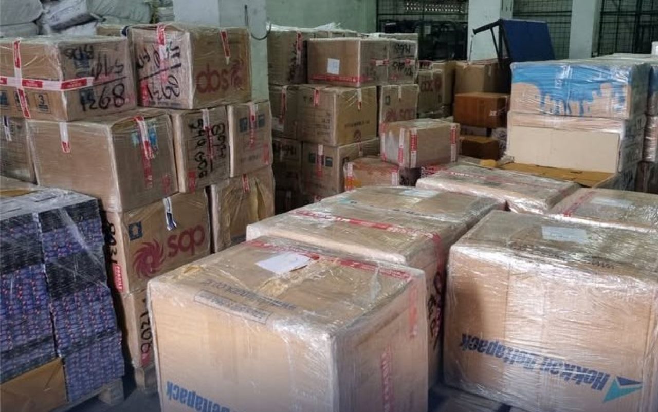 Barang bukti jutaan rokok polos