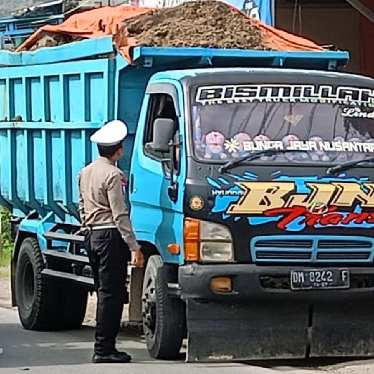 IPDA Aang Sutikno menghentikan sopir dump truk