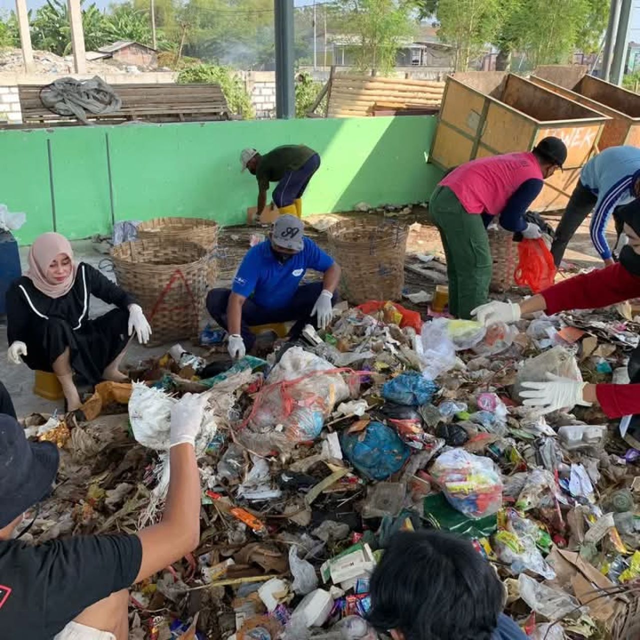 Program pilah dan pilih sampah oleh aktivis Bank Sampah di Sidayu