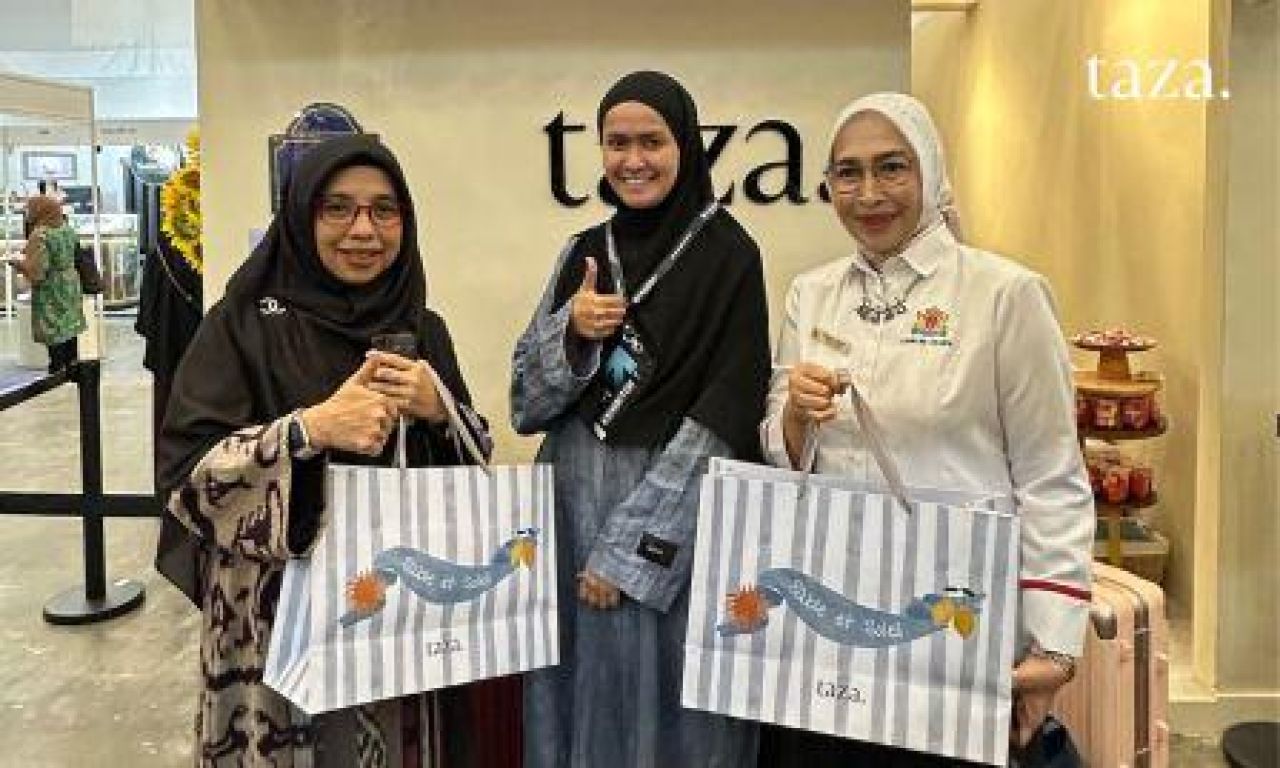 Tengah (Ashila Ramadani, Founder Taza) bersama Perwakilan kementerian ekonomi kreatif saat pameran di Bazaar Halal Kulture 2024