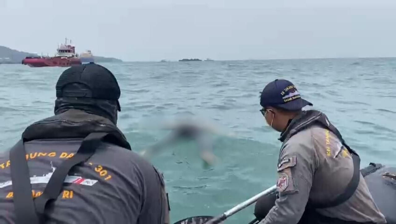Evakuasi jenazah oleh Bakamla RI