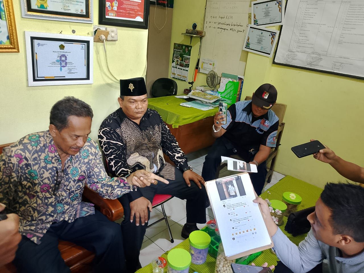 Inisial RM didampingi Kuasa Hukumnya memberi keterangan kepada wartawan
