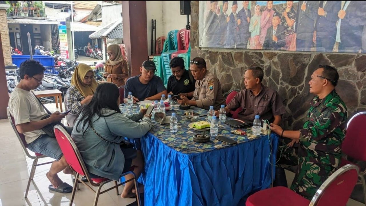 Koordinasi Kades Driyorejo dengan semua staf nya, dengan didampingi oleh TNI POLRI