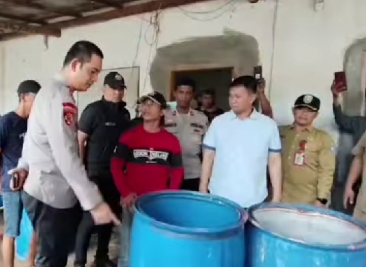 Kapolres Situbondo melihat tempat produksi pupuk cair