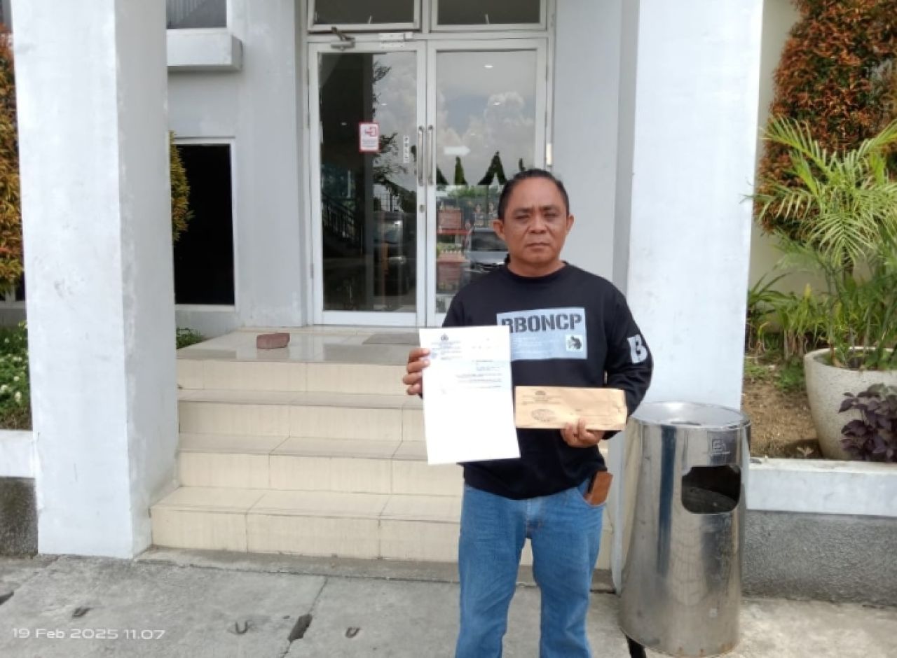 Aris Gunawan usai dimintai keterangan di Polres Gresik