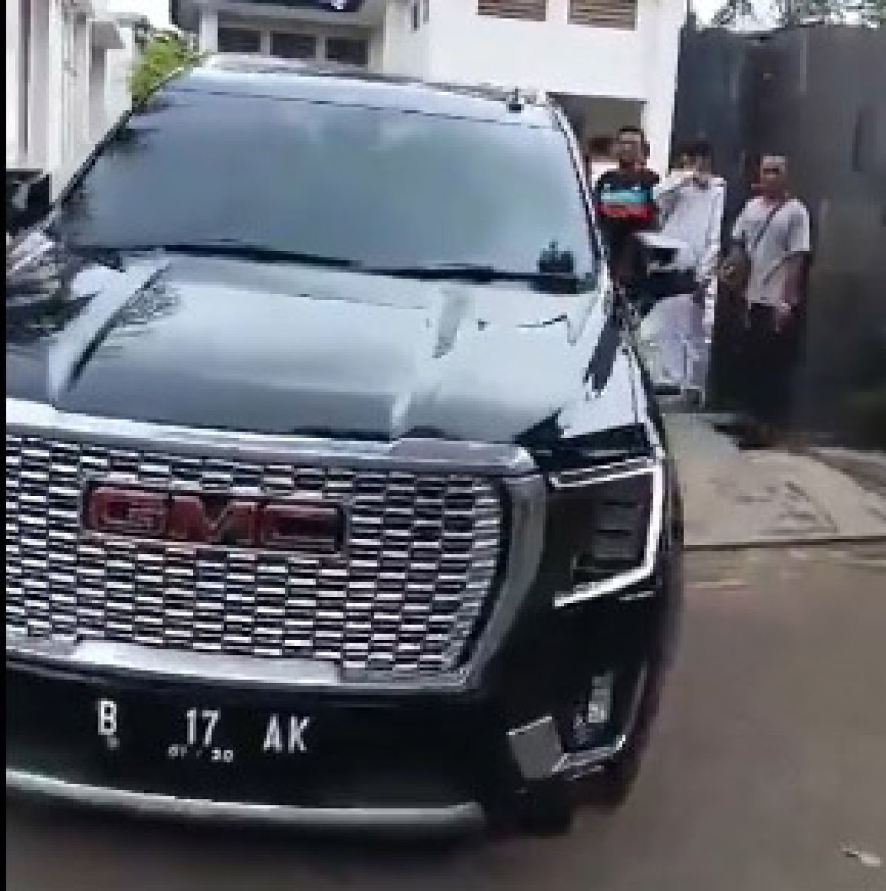 Mobil jenis GMC yang ditumpangi Iqdam