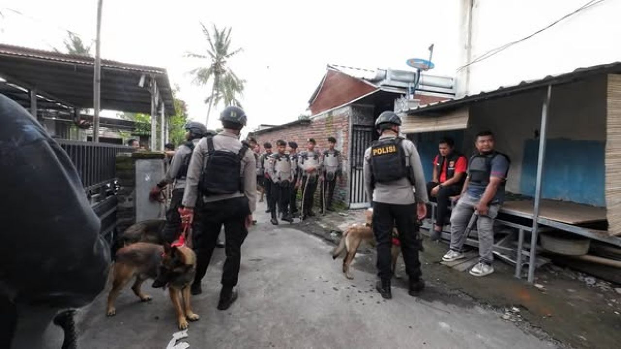 Gerebek Kampung Narkoba di Praya Timur