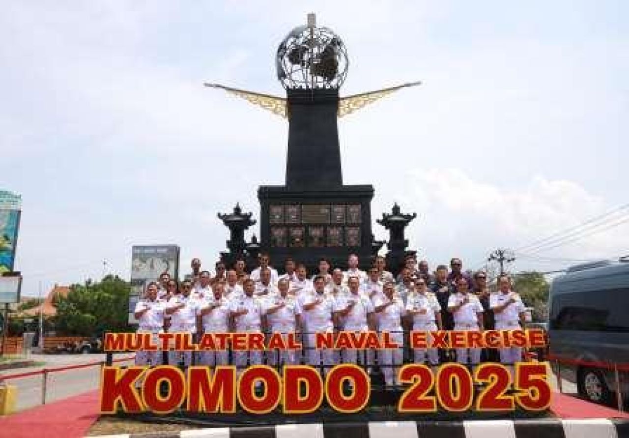Laksamana TNI Muhammad Ali saat meresmikan Monumen Multilateral Naval Exercise Komodo