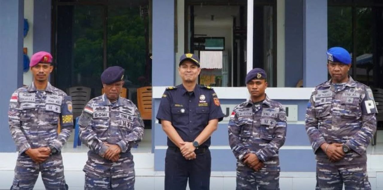 Petugas TNI Pos Angkatan Laut Atapupu
