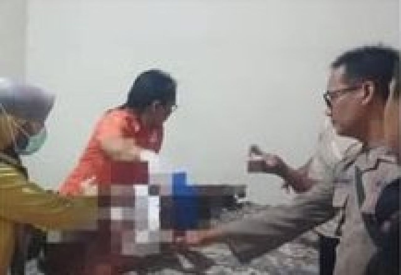 Anggota Polsek Ngunut di TKP
