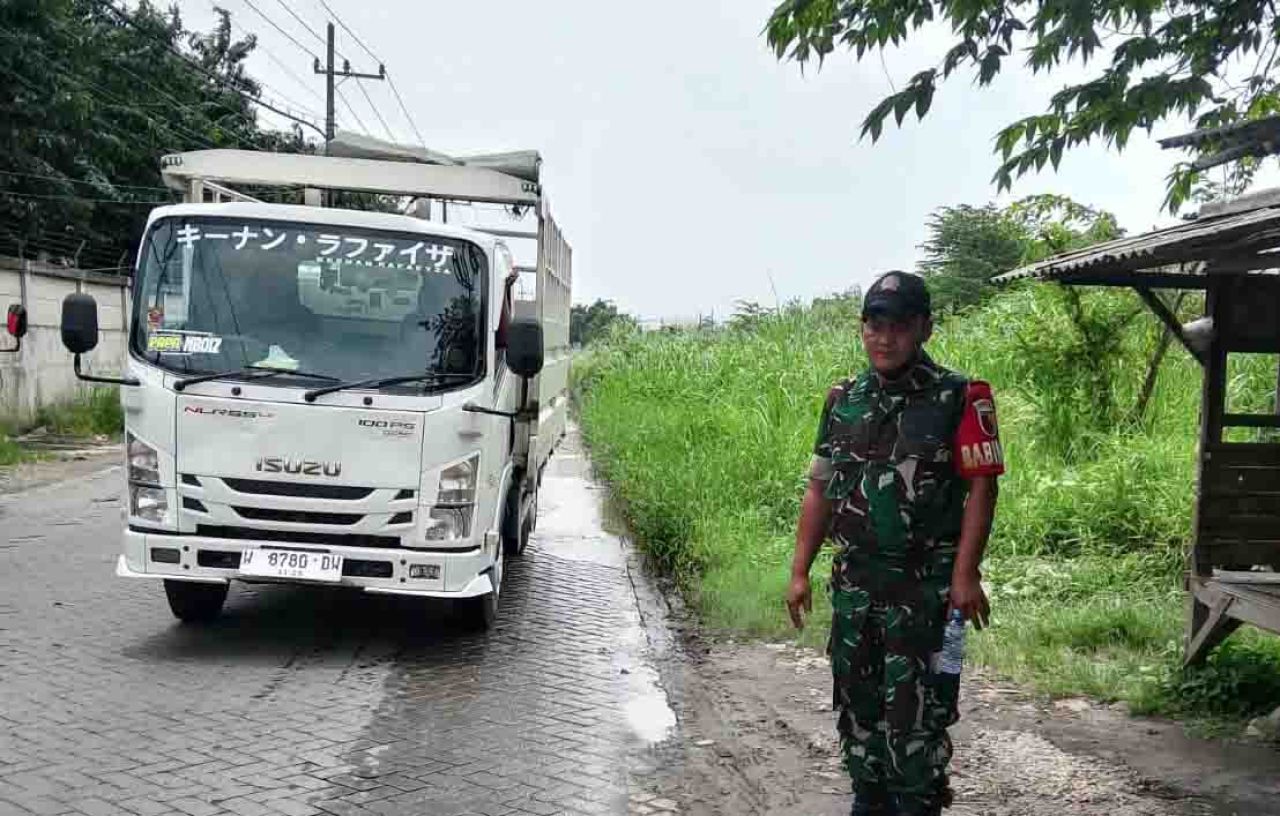 Serka Farid menjaga lokasi yang sebelumnya dijadikan posko penarikan retribusi portal jalan di Desa Sumput