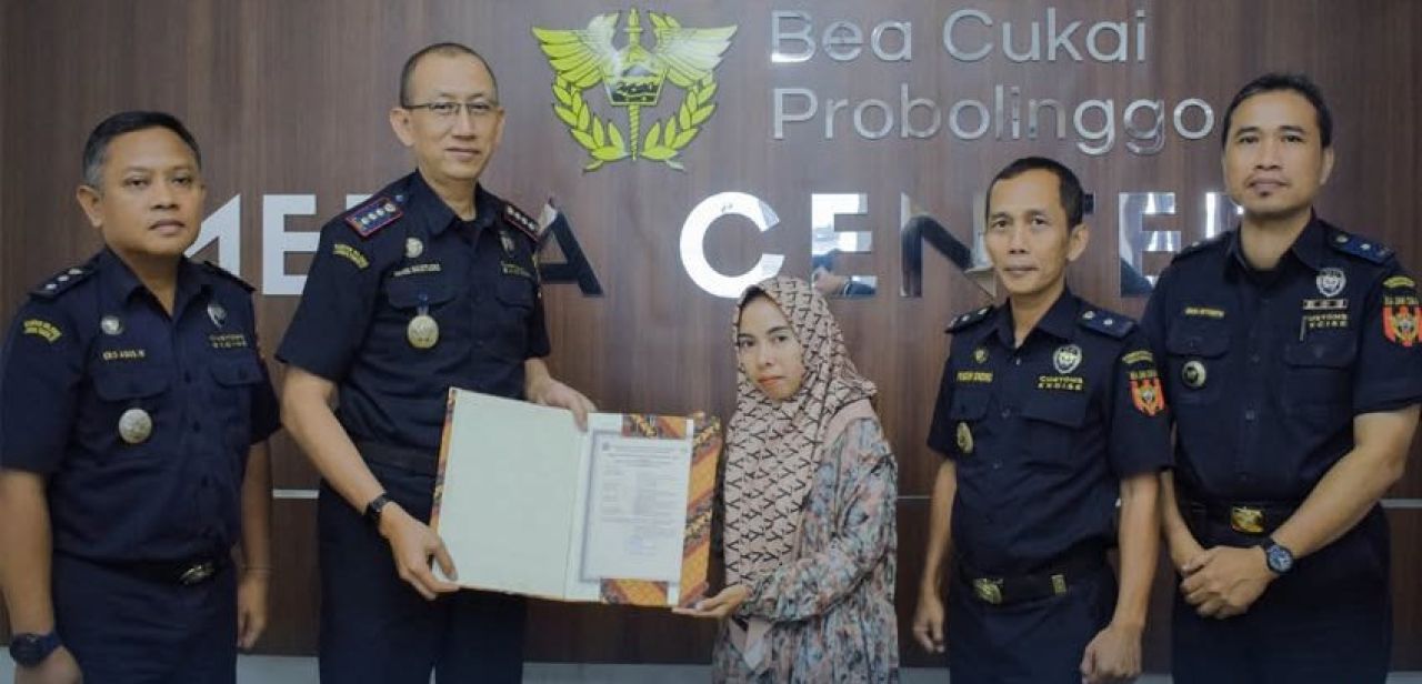 Owner Pabrik Rokok Umi Kulsum menerima NPPBKC