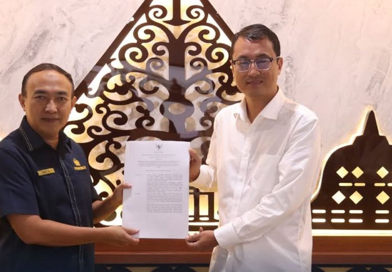 Penyerahan sertifikat Berikat ke PT Legend Packaging Indonesia