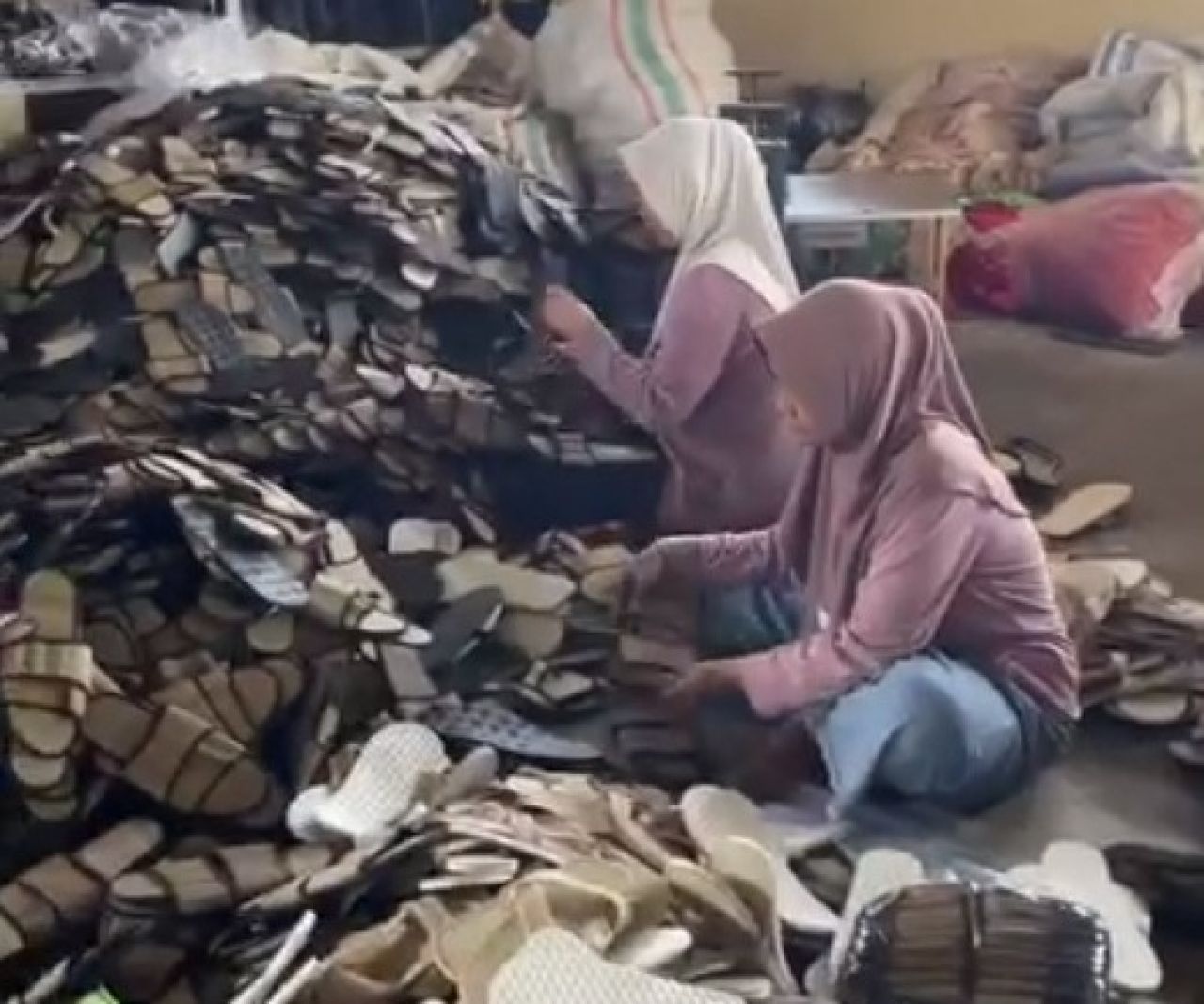Produksi sandal di PT Mendong Java Woven