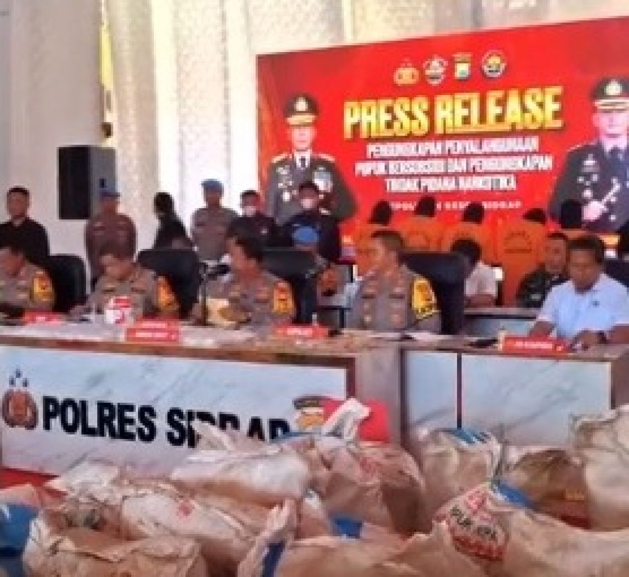 Press release tentang kasus pupuk subsidi dan narkoba
