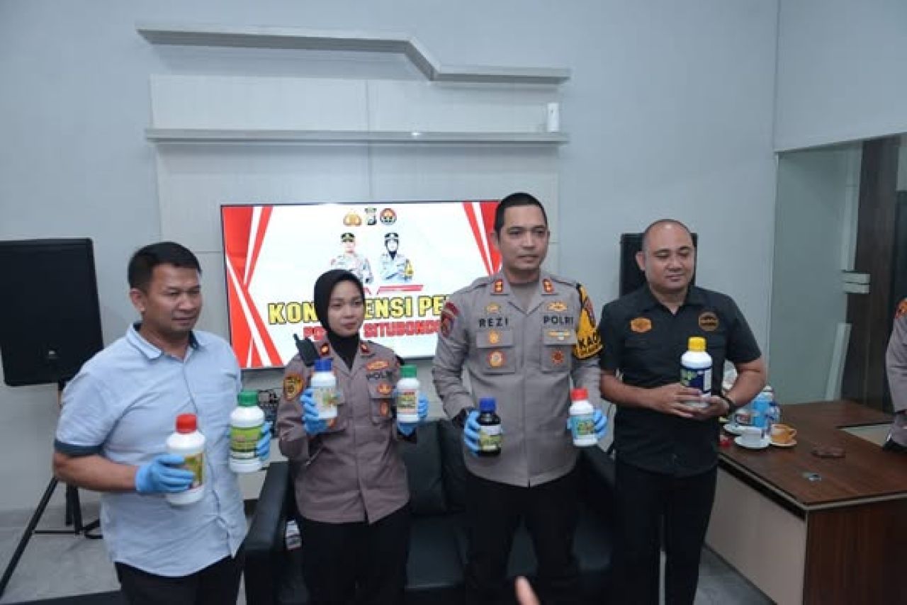 Kapolres Situbondo bersama jajarannya menunjukkan barang bukti pupuk cair ilegal