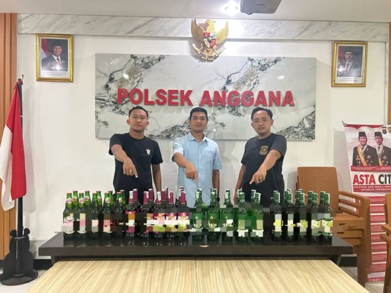 Puluhan botol minuman keras yang diamankan