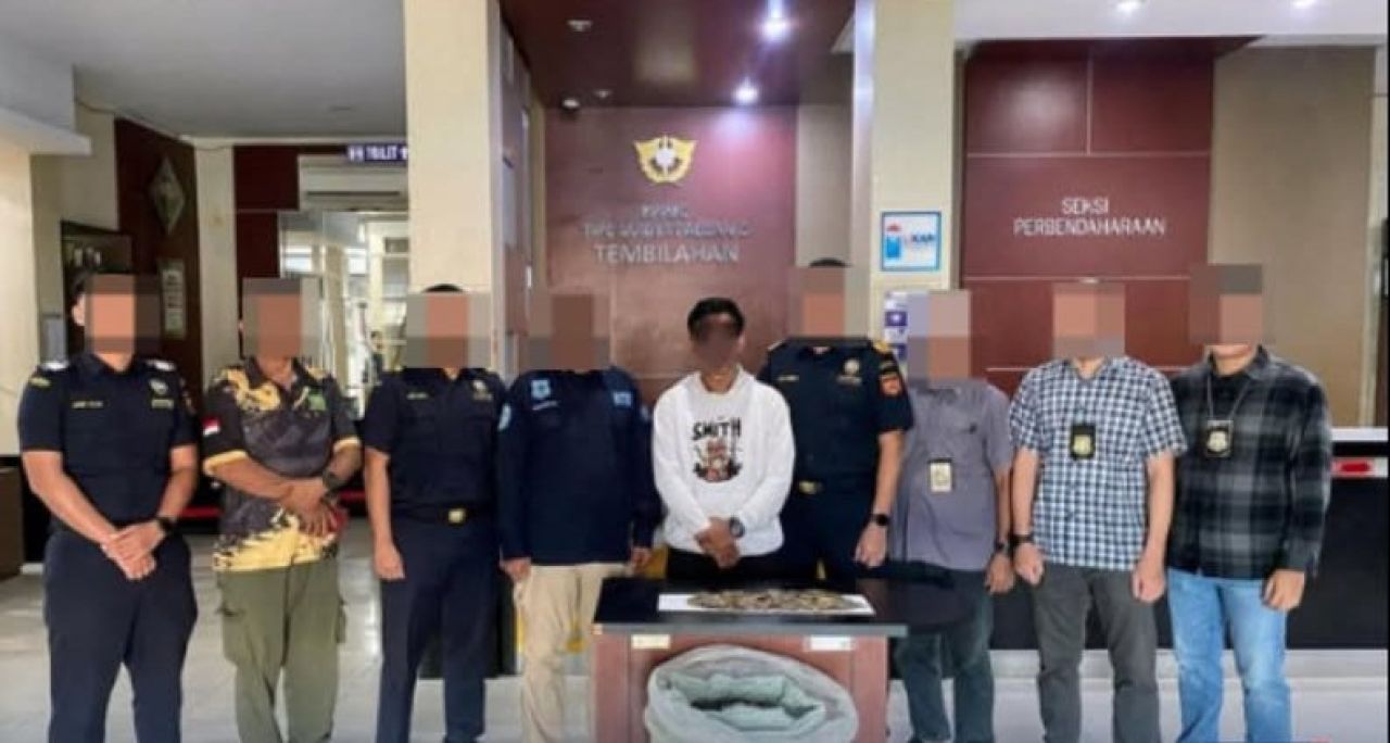 Petugas menunjukkan sisik trenggiling dan pelakunya