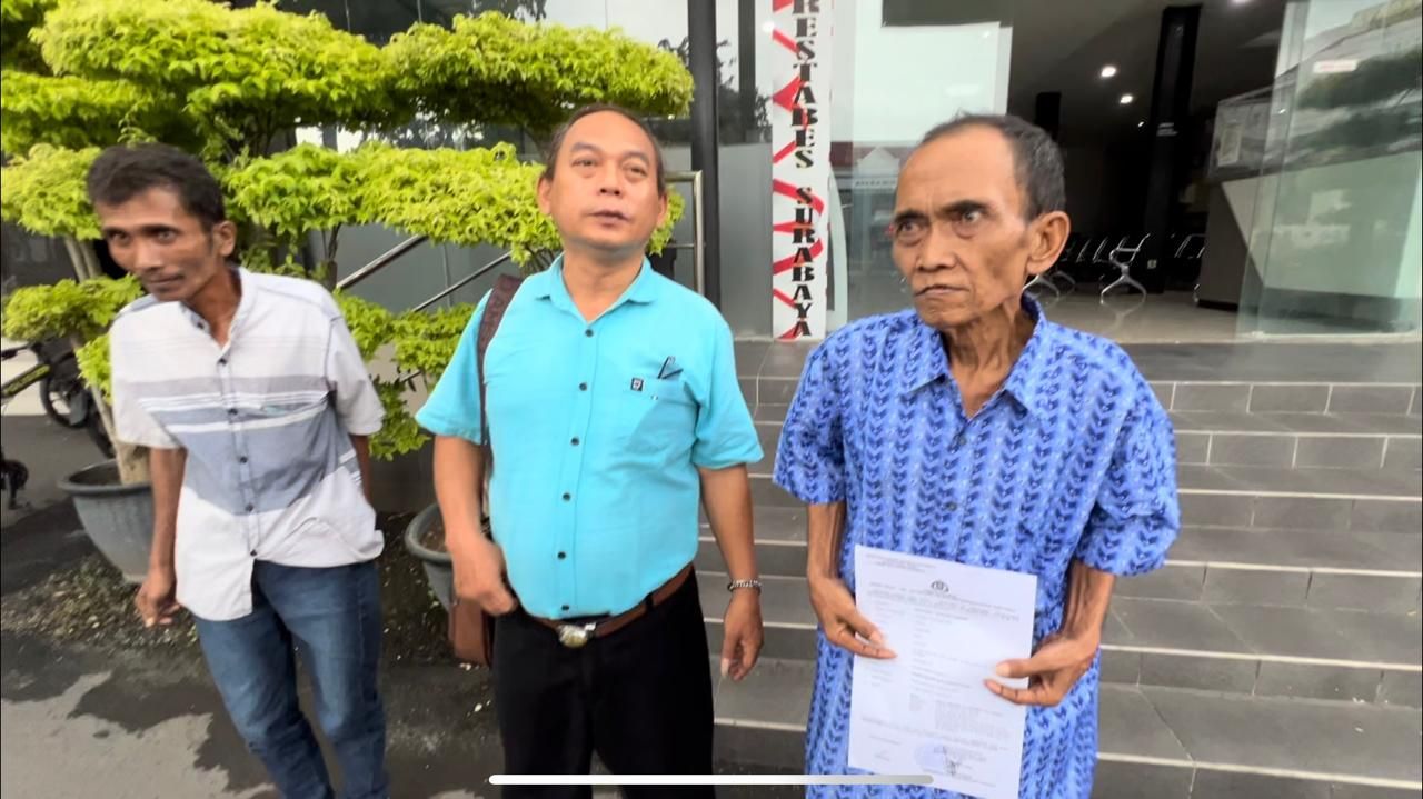 Soejatno (kanan), Sukardi (tengah), dan putra Soejatno usai lapor di Polrestabes Surabaya