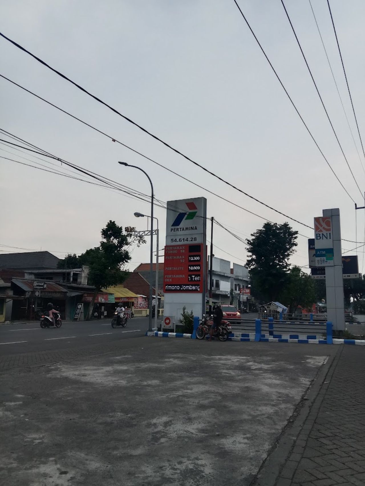 SPBU Pertamina 54.614.28 dengan alamat Jl. KH. Hasyim Asy’ari nomor 72, Desa Plandi