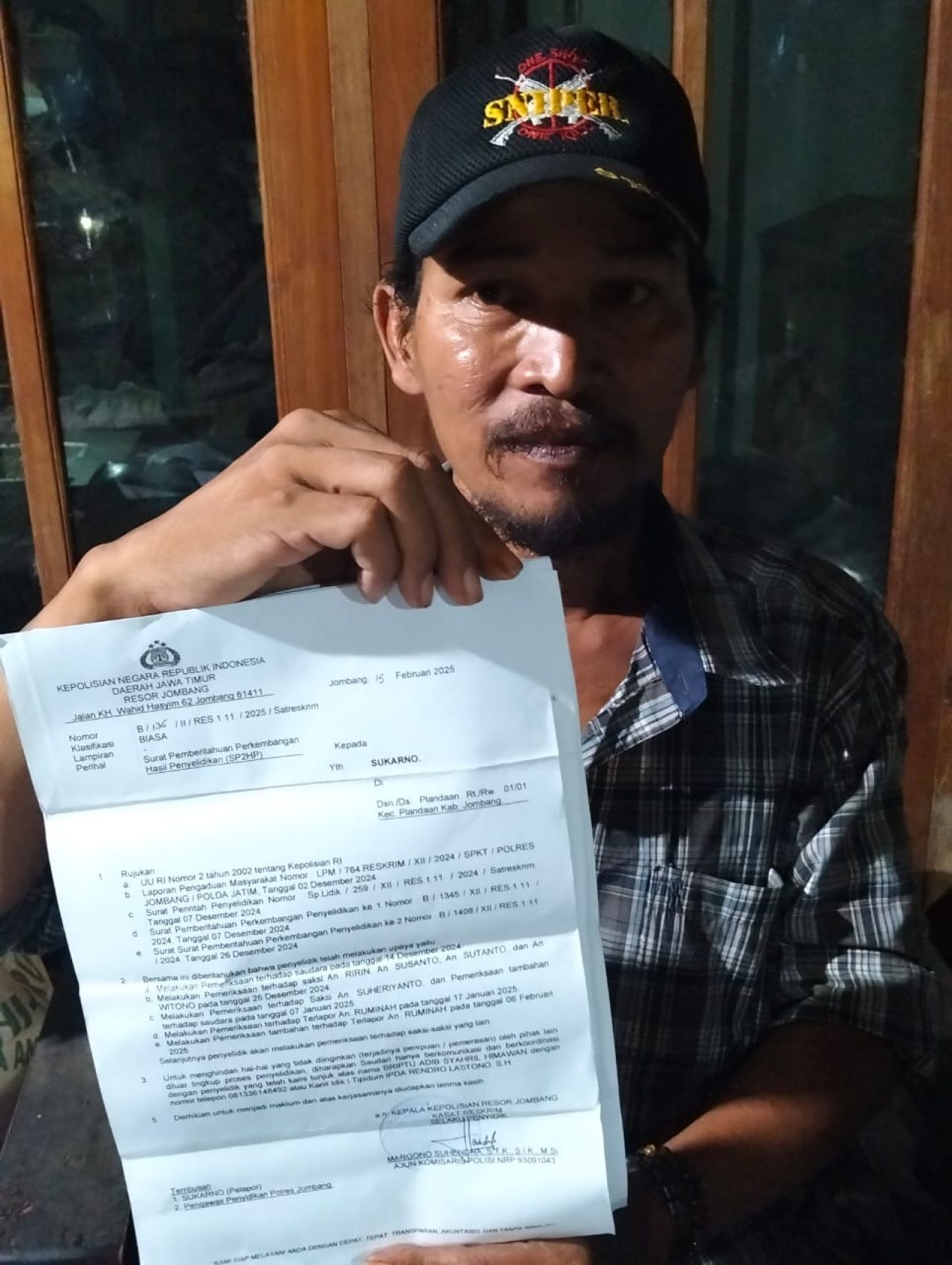 Sukarno dan bukti laporan ke Polres Jombang