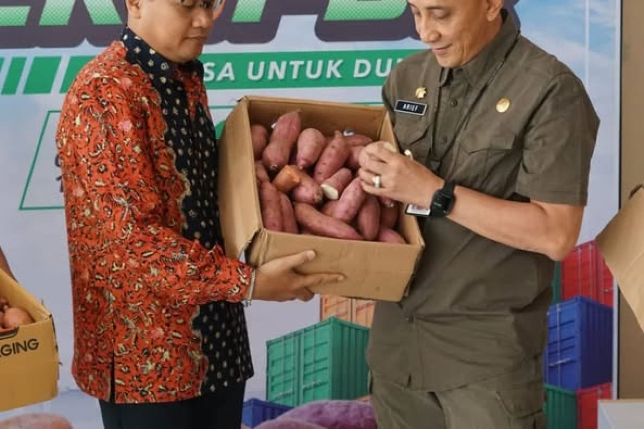 Pj Bupati Bangkalan menunjukkan sampel ubi
