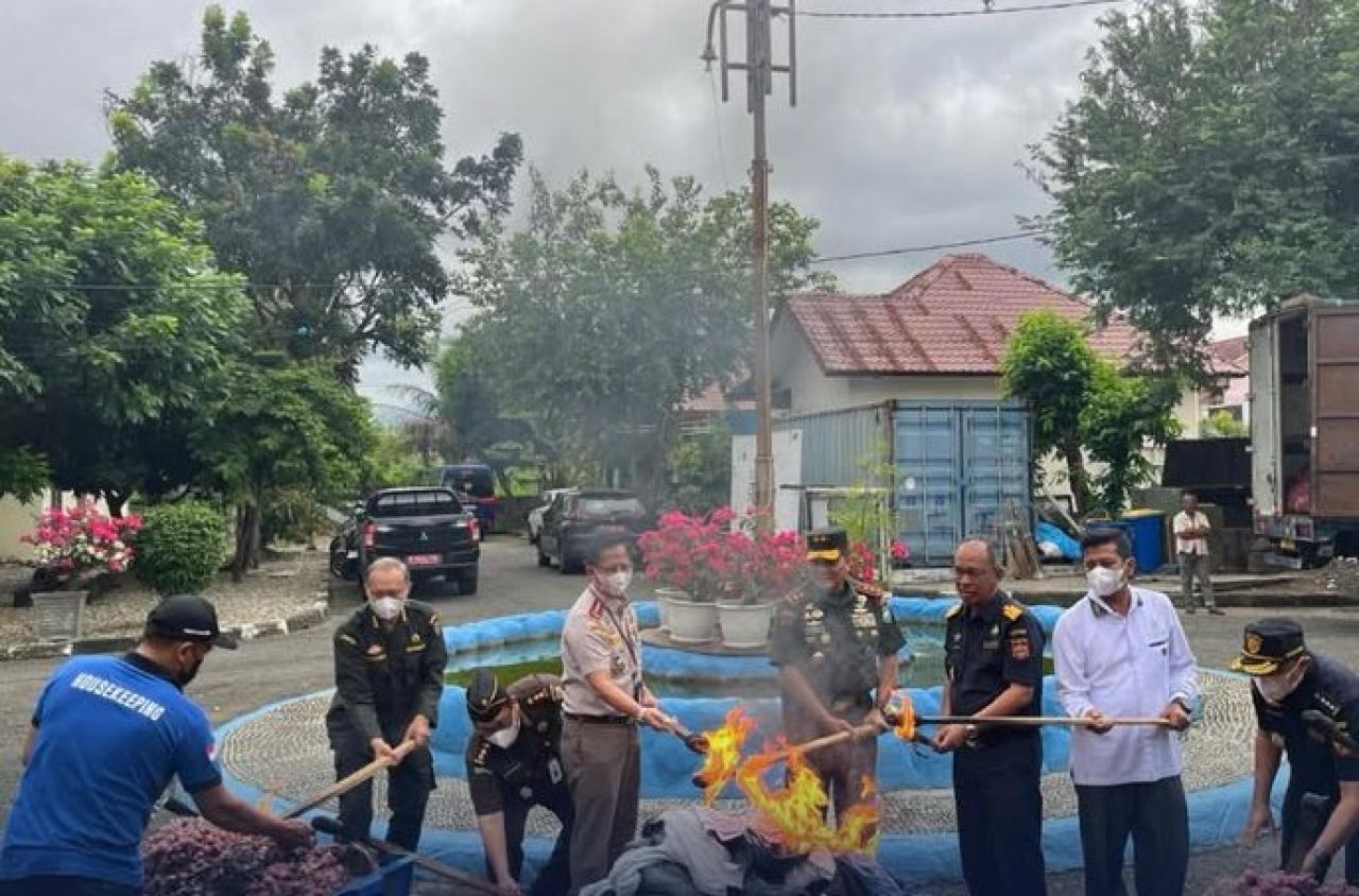 Pemusnahan 1.765 Karung Bawang Merah