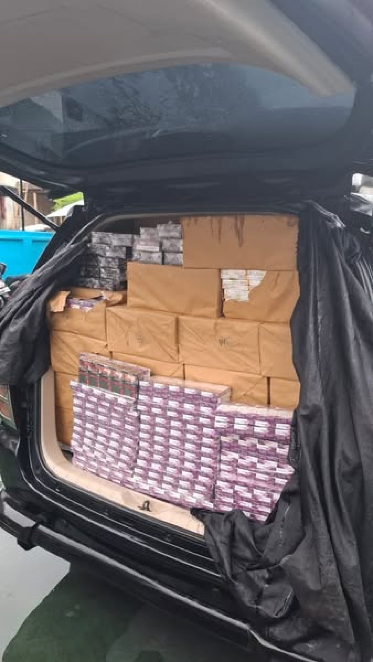 Rokok ilegal dimuat di mobil Innova