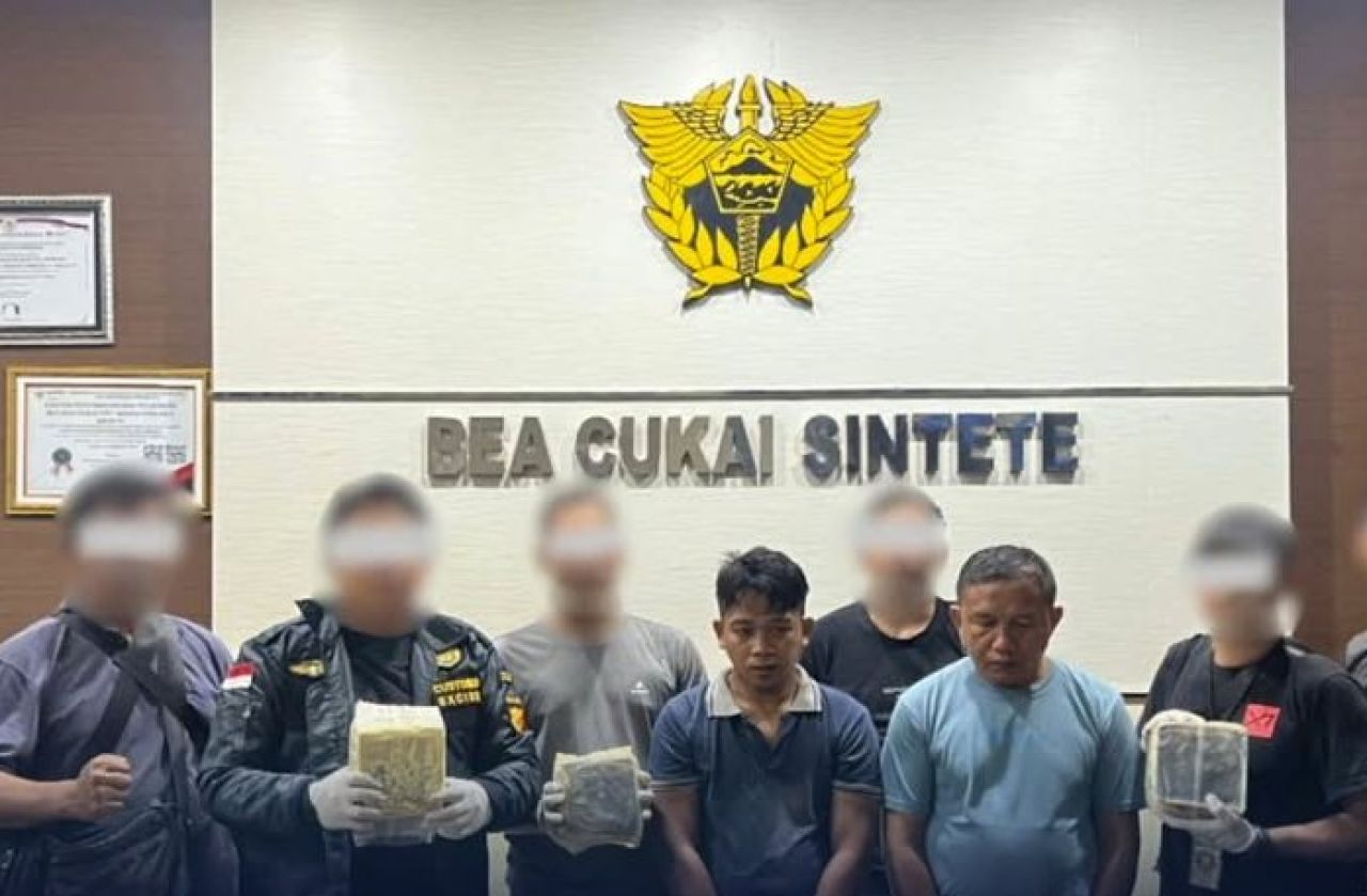 Pelaku penyelundupan sabu (tengah)