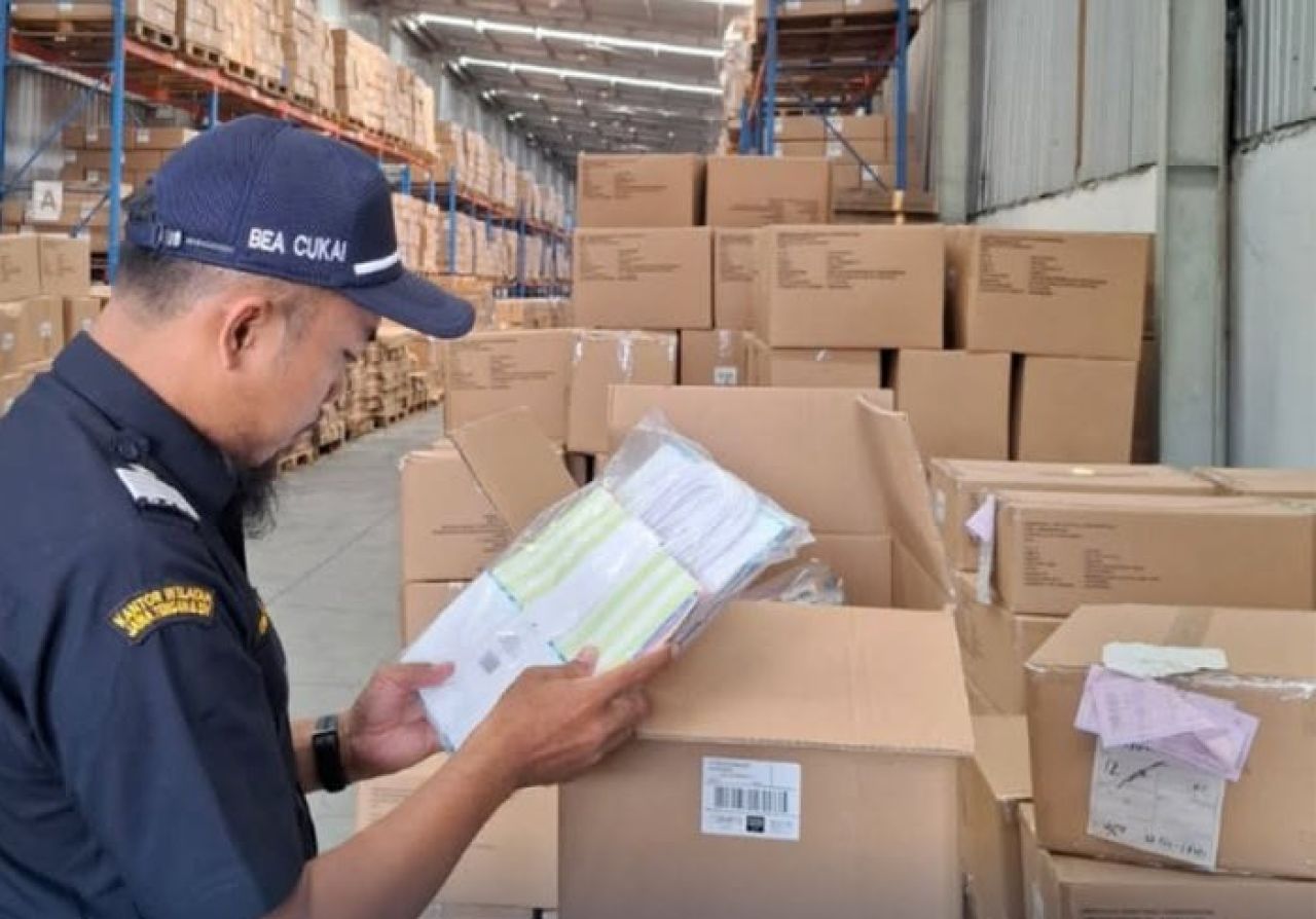 Tisu PT IGP Internasional dicek petugas Bea Cukai