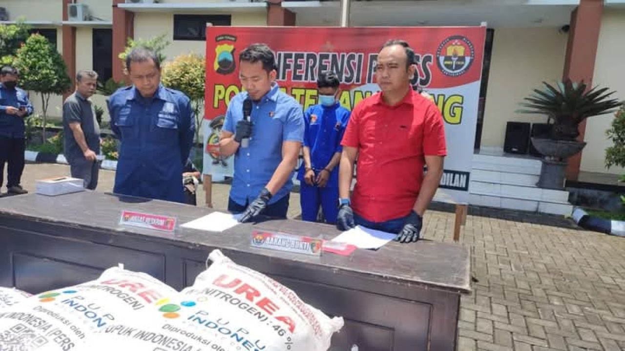 Kasat Reskrim Polres Temanggung, AKP Didik Tri Wibowo saat rilis kasus pupuk subsidi