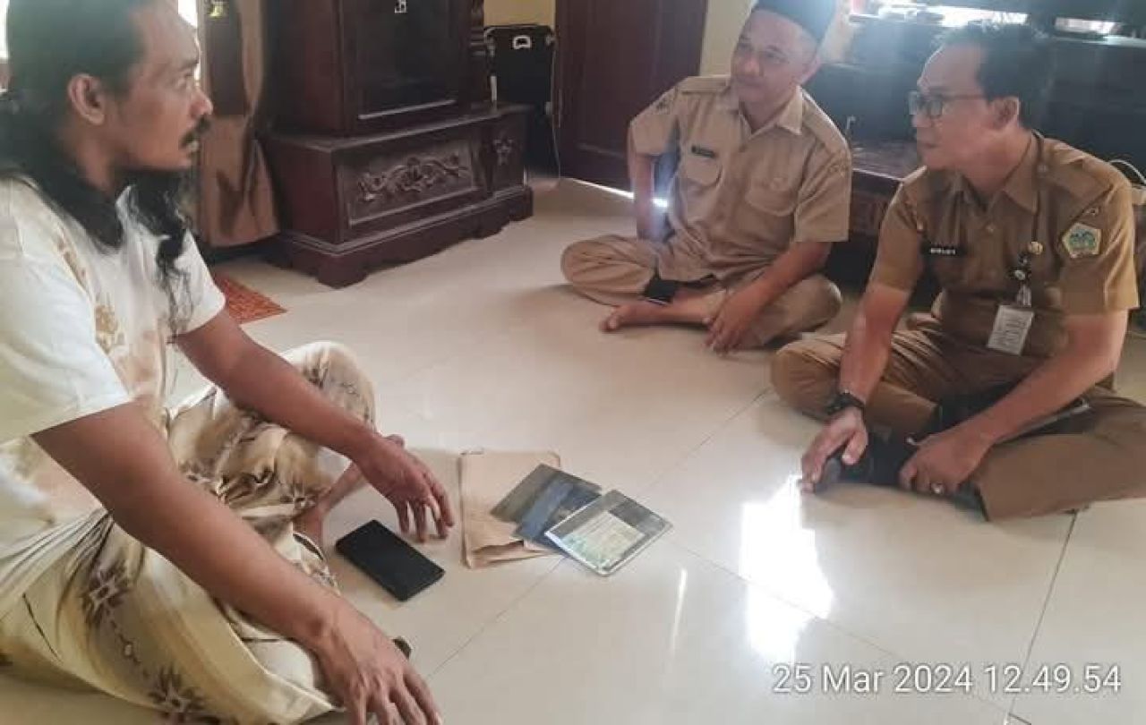 Abdul Halim bersama perangkat Desa Sekapuk