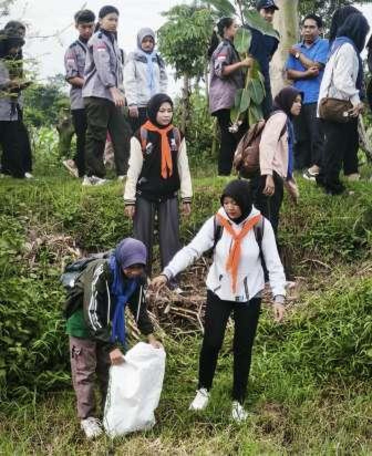 Pegiat lingkungan bersihkan sungai