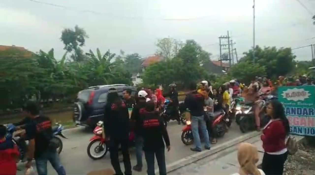 LSM Gempar Sidoarjo bagi-bagi takjil gratis