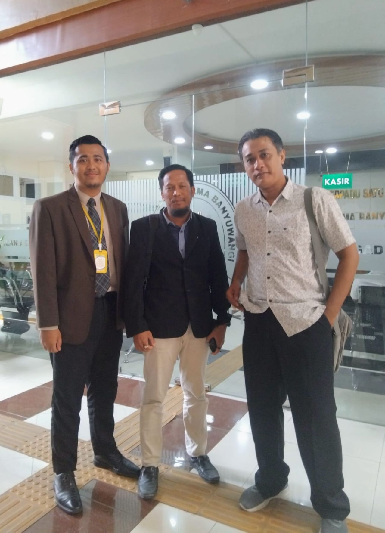 Ruslan Abdul Gani (tengah) dan Kuasa Hukumnya