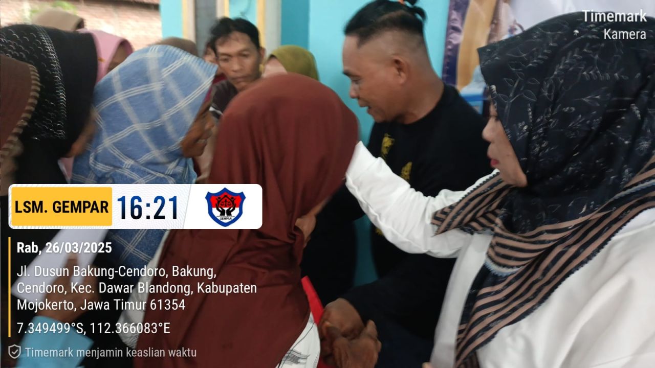 Aris Gunawan menyerahkan santunan
