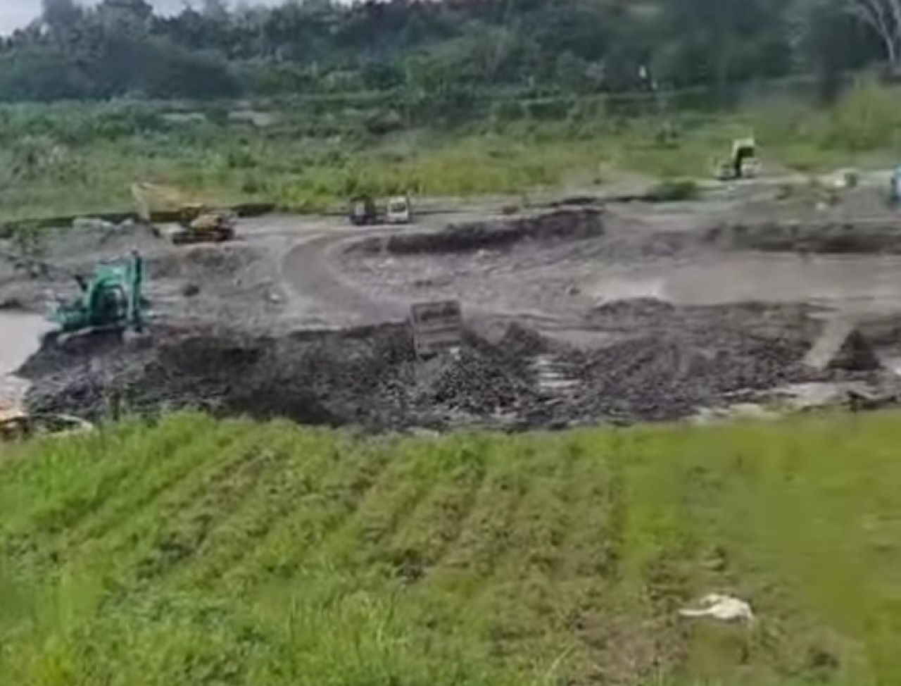 Tambang pasir di Gunung Gedang