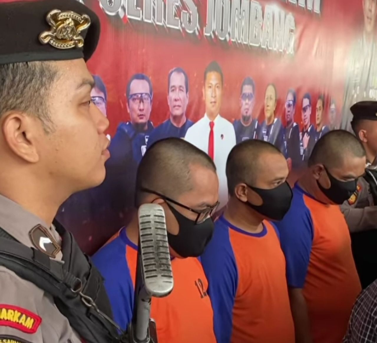 3 Terduga penyalahgunaan Solar bersubsidi saat dihadirkan di konpers Polres Jombang