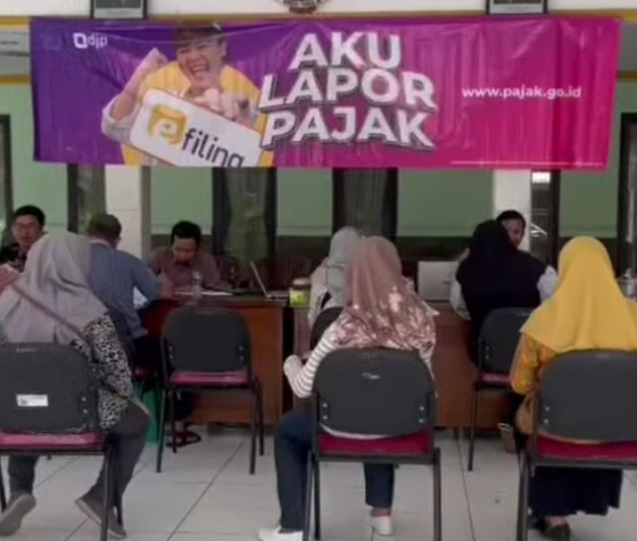 Antri lapor SPT Pajak di Balai Desa di Sidoarjo