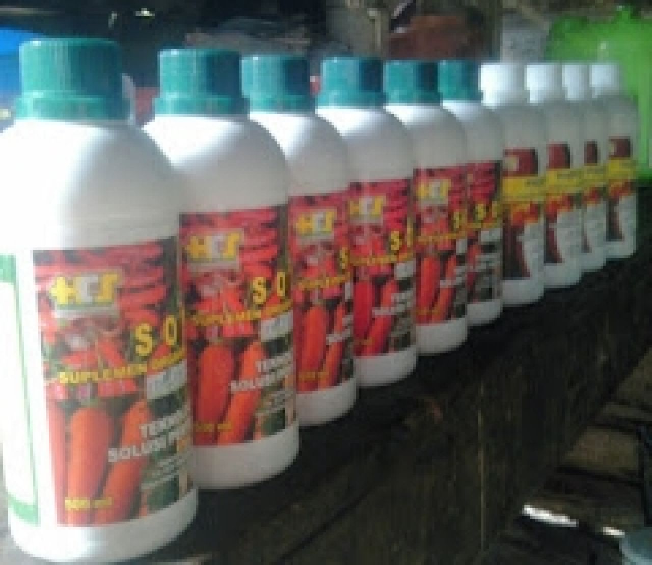 Pestisida merek PHEFOC (Pestisida Herbisida Fungisida Organik Cair) dan obat hewan merek SOC