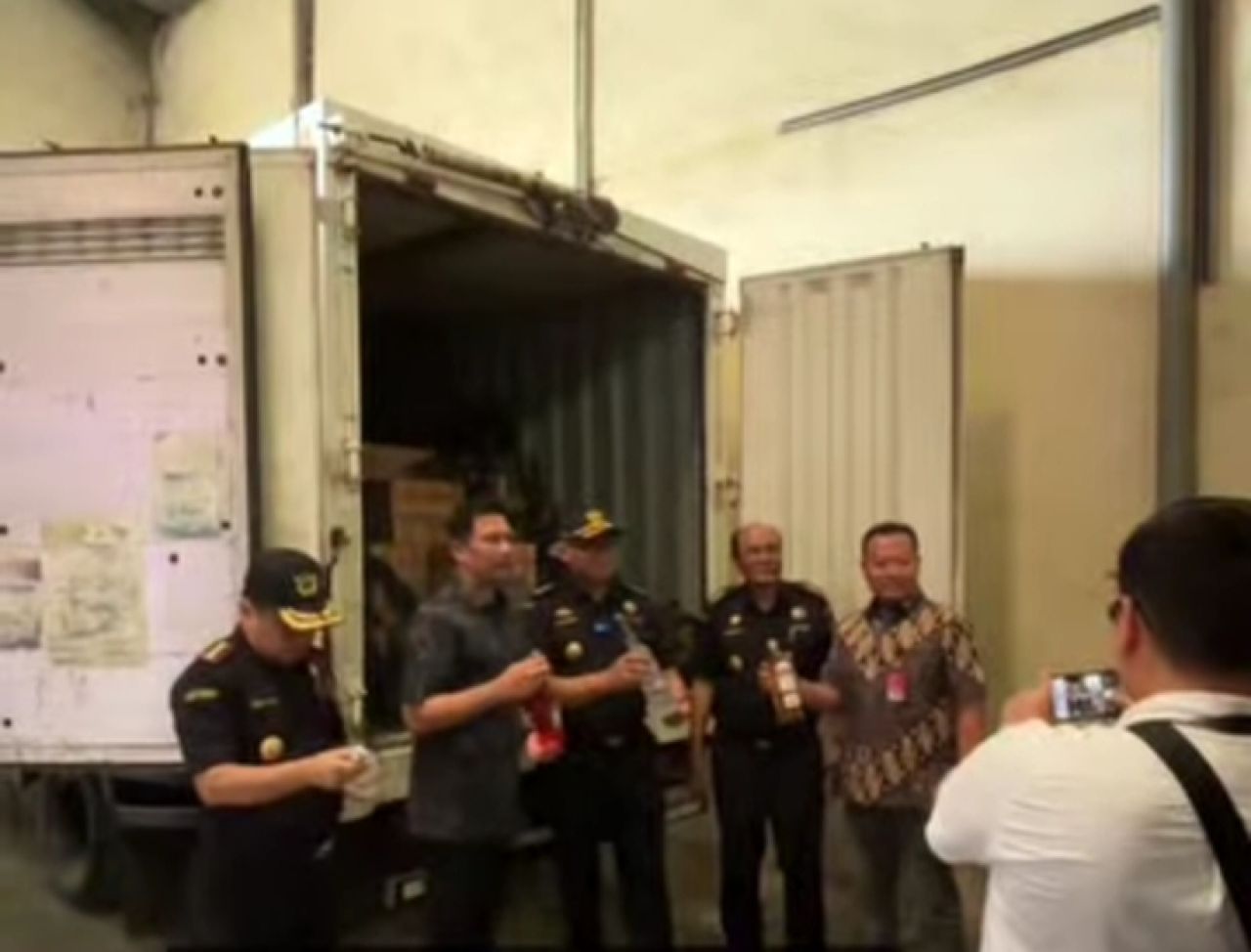 Truk box pengangkut MMEA impor tanpa cukai