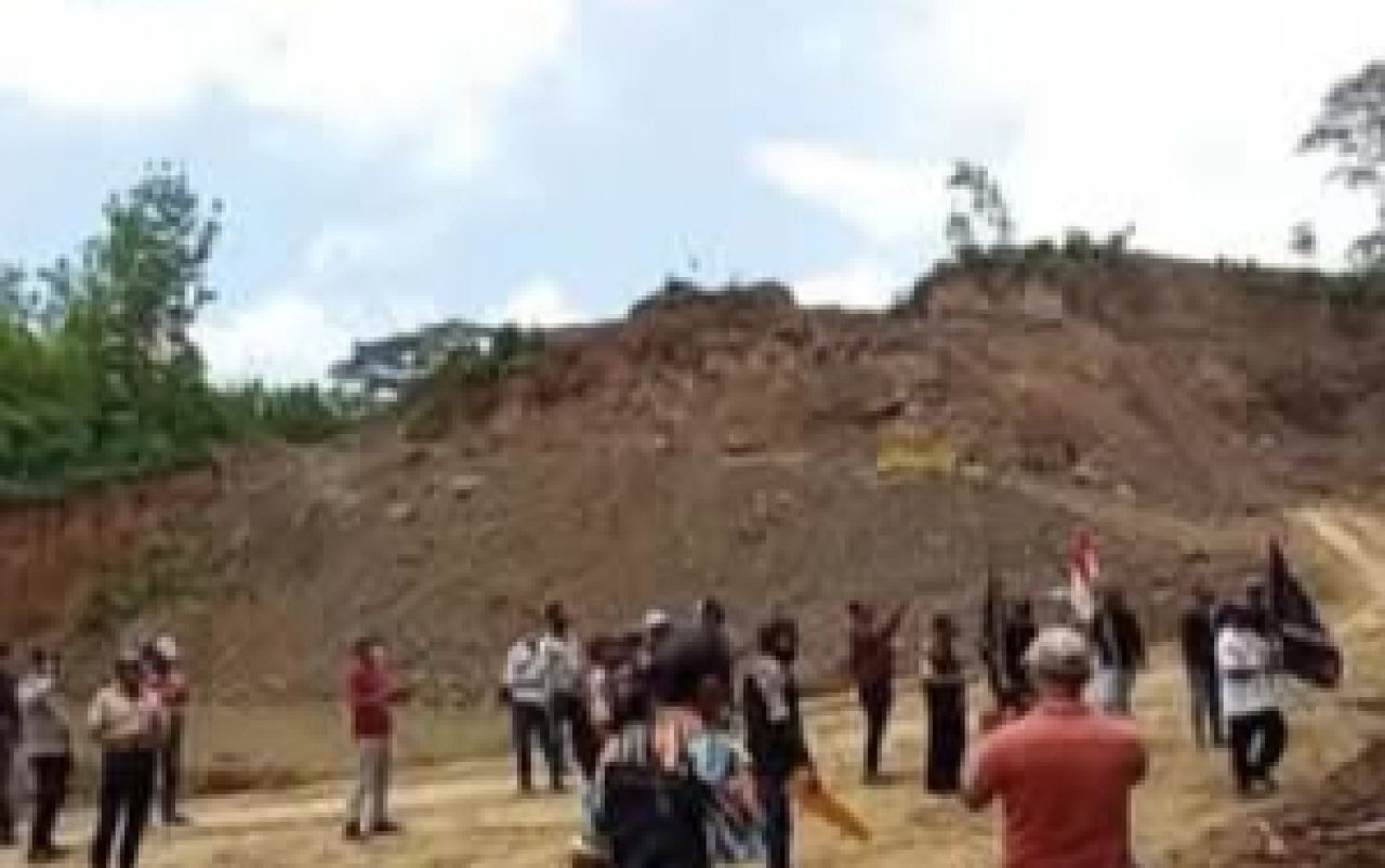 Tambang di gumuk / bukit di Dusun Gumukrase, Desa Kemuningsari Kidul