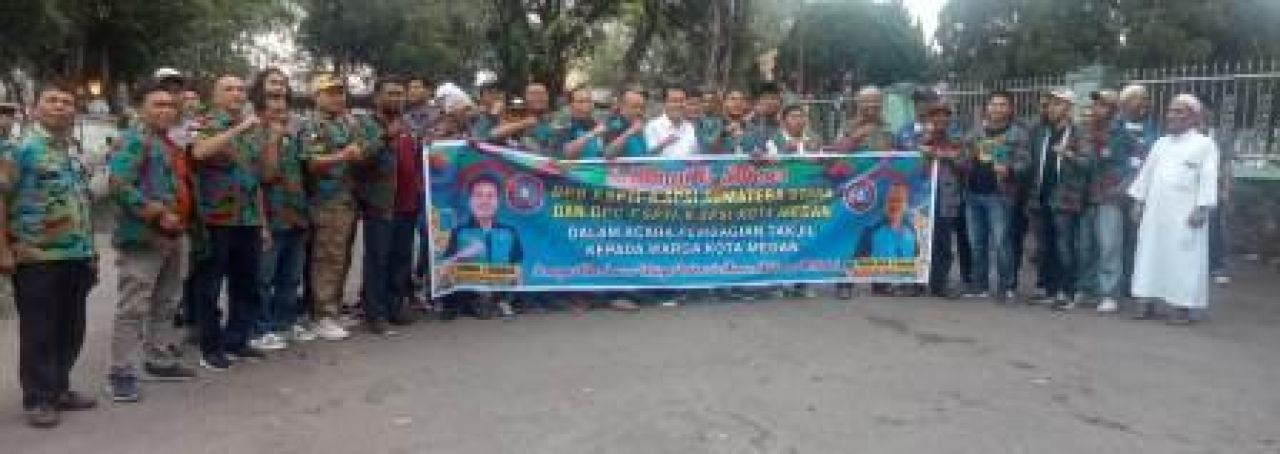 Berbagi takjil di Jalan Sisingamangaraja