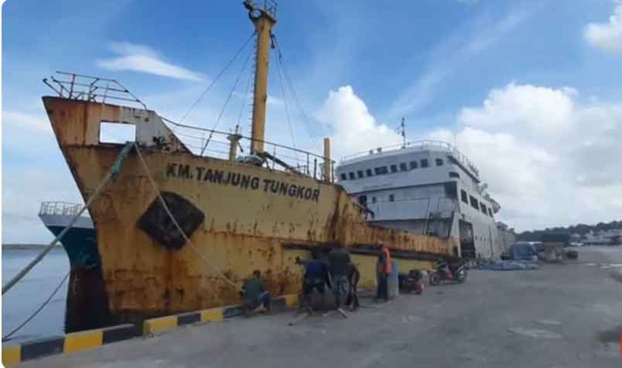 Kapal Tanjung Tungkor 1220 GT saat di Pelabuhan Tual