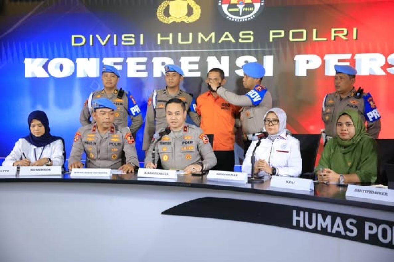 Brigjen. Pol. Trunoyudo Wisnu Andiko saat konpers pencabulan