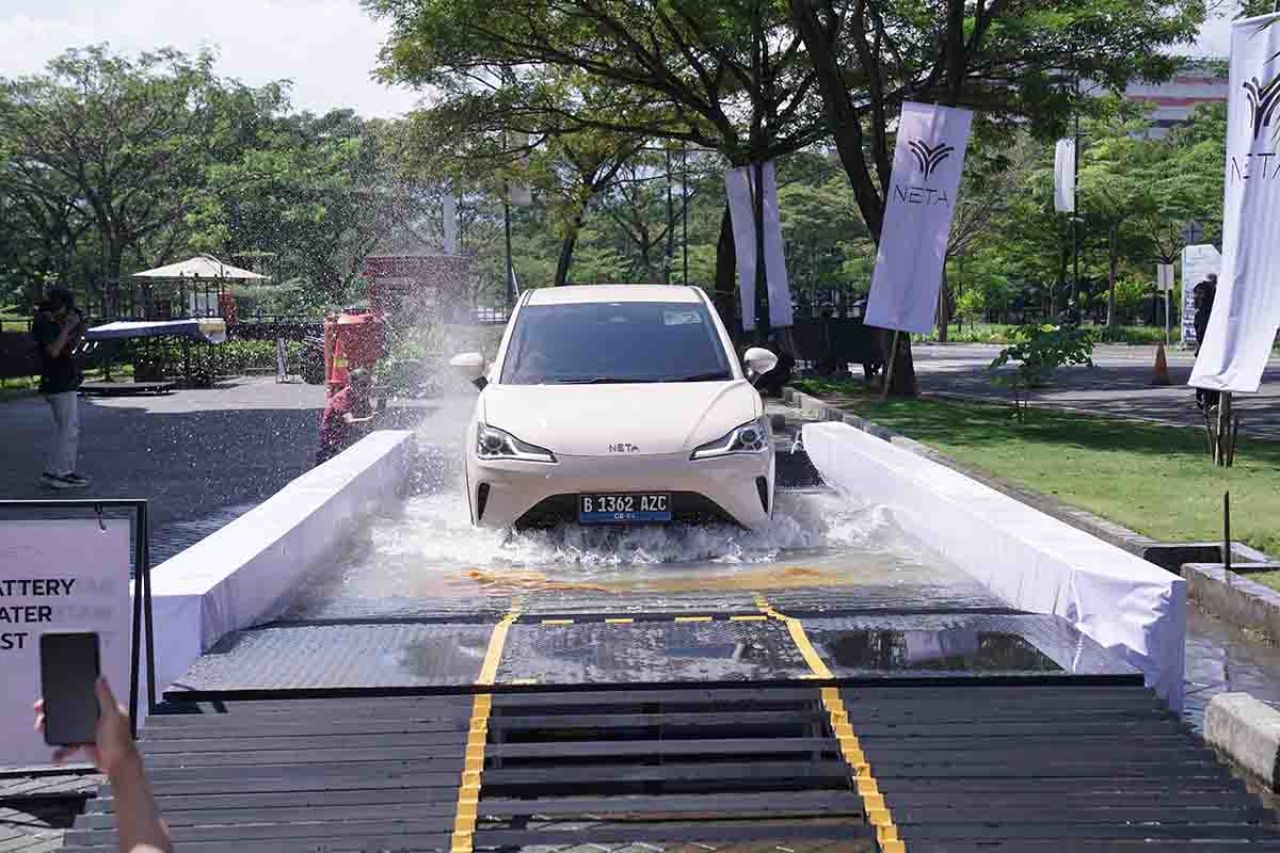 NETA V-II Melewati Genangan Air