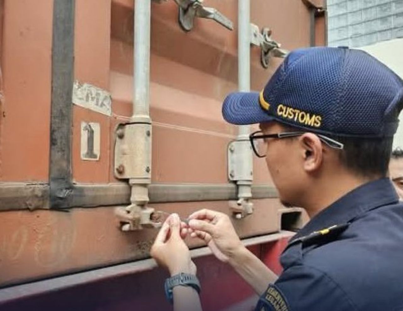 Kontainer berisi pakaian dalam